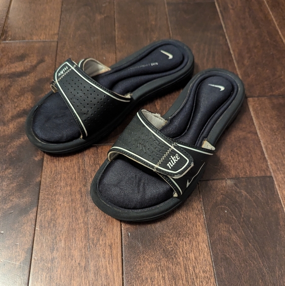 Nike Slides - Picture 1 of 4